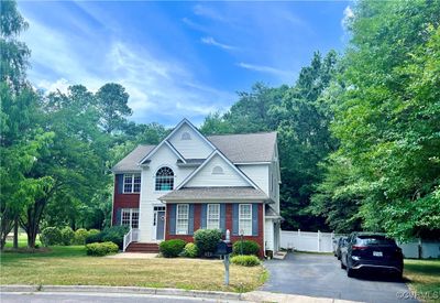 View of front of property featuring a front lawn | Image 1