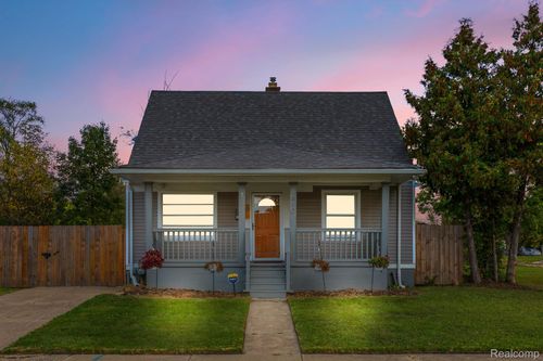 8610 Auburn St, Detroit, MI, 48228-2919 | Card Image
