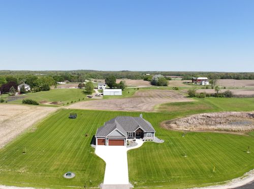 28516 Blue Crane Ct, Waterford, WI, 53185-5118 | Card Image