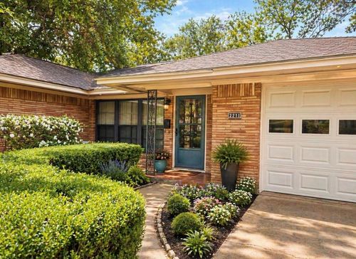 2211 Hialeah Dr, Houston, TX, 77018-4613 | Card Image