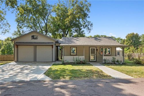 409 S Jefferson St, Spring Hill, KS, 66083-8914 | Card Image