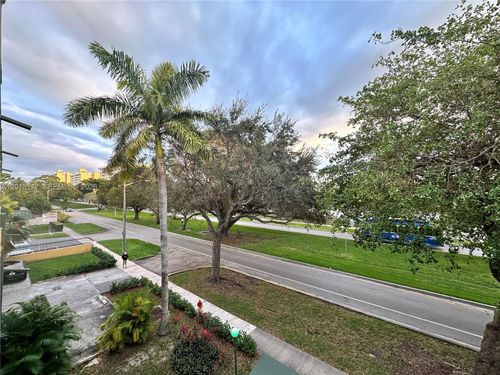 3n-1975 Ne 135th St, North Miami, FL, 33181-2103 | Card Image
