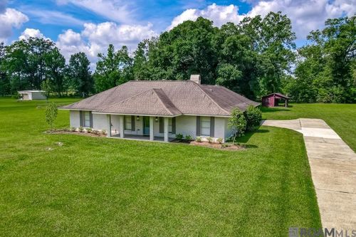 6915 Greenmeadow Dr, Greenwell Springs, LA, 70739-4107 | Card Image