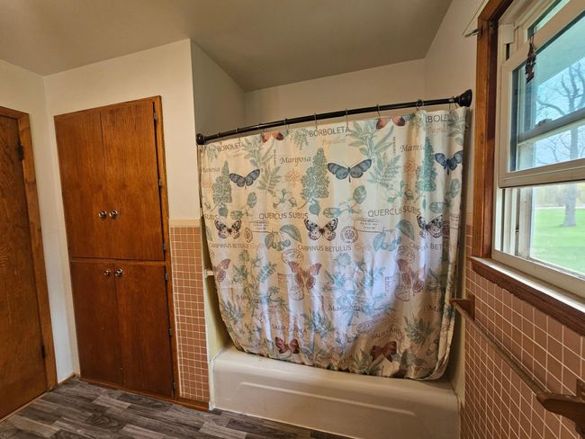 Main floor full bath | Image 15