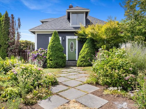 1218 E Marine View Dr, Everett, WA, 98201-1932 | Card Image