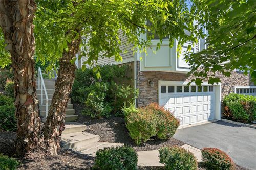8 Green Ct, Middletown, NY, 10940-2670 | Card Image
