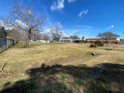 2102 6th Ave N, Texas City, TX, 77590-7114 | Card Image