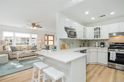 4 Southwind Rd, Remsenburg, NY, 11960-2035 | Card Image