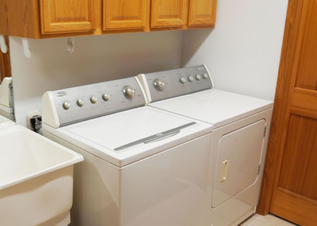 SPACIOUS LAUNDRY ROOM | Image 19
