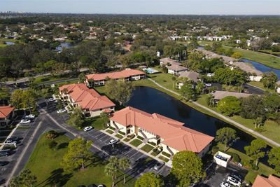 36 - 5245 Lake Village Drive, Condo with 2 bedrooms, 2 bathrooms and null parking in Sarasota FL | Image 2