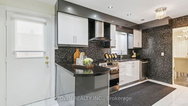 33 Dafoe Cres, House other with 6 bedrooms, 4 bathrooms and 2 parking in Brampton ON | Image 10
