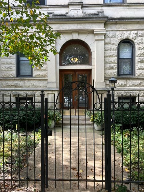 gs-3824 Fremont St, Chicago, IL, 60613-3049 | Card Image
