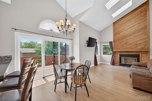 Open floor plan with tons of natural light | Image 18