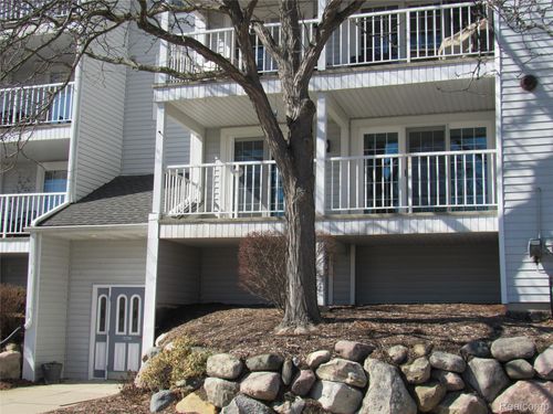 63-3565 Port Cove Dr, Waterford, MI, 48328-4577 | Card Image