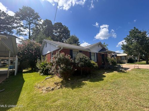 2023 Carroll St, Grenada, MS, 38901-5203 | Card Image