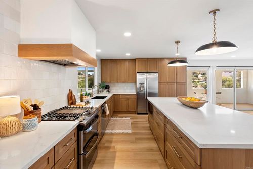 1140 Evergreen Ln, Vista, CA, 92084-1015 | Card Image