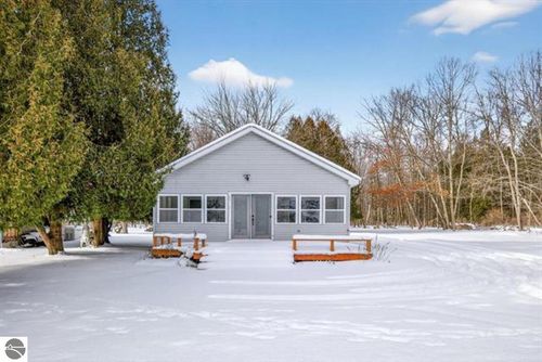 1647 N Huron Rd, Tawas City, MI, 48763-9461 | Card Image