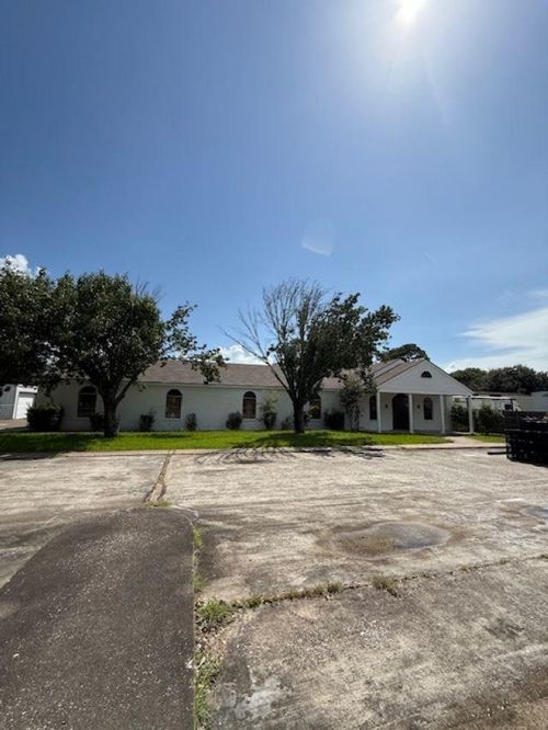 1016 S 36th St, Nederland, TX, 77627-7705 | Card Image