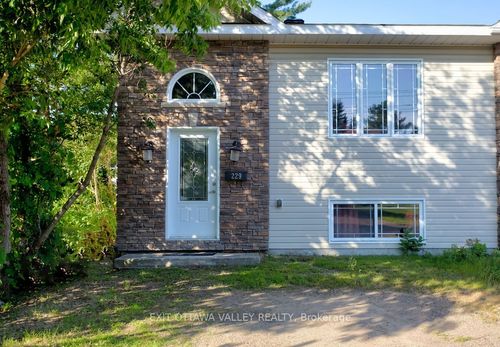 229 Everett St, Pembroke, ON, K8A3W3 | Card Image