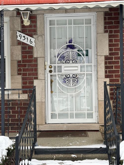 9316 Whitcomb St, Detroit, MI, 48228-2218 | Card Image