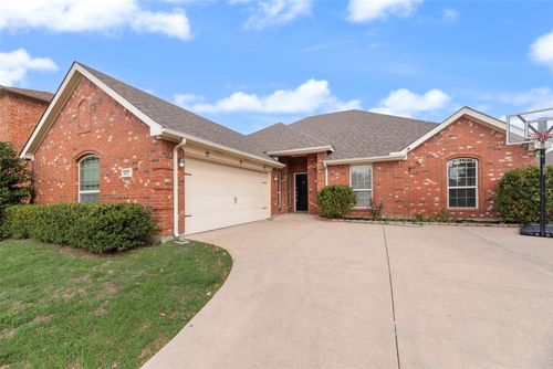 1517 White Willow Ln, Arlington, TX, 76002-4625 | Card Image