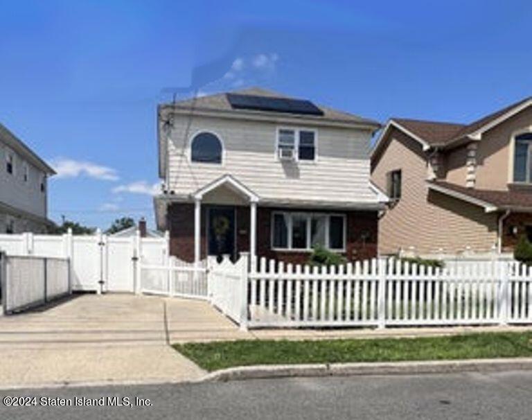 Laconia Ave, Staten Island, NY 10305