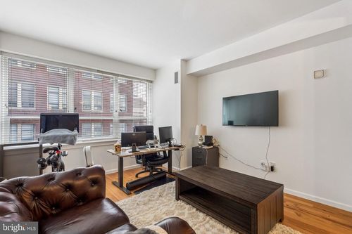 4e-1425 Locust St, PHILADELPHIA, PA, 19102-3833 | Card Image