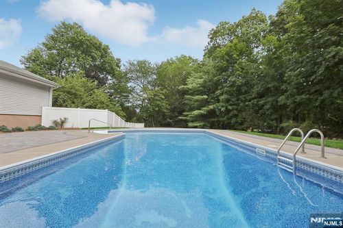 504 Oldwoods Rd, Wyckoff, NJ, 07481-1414 | Card Image
