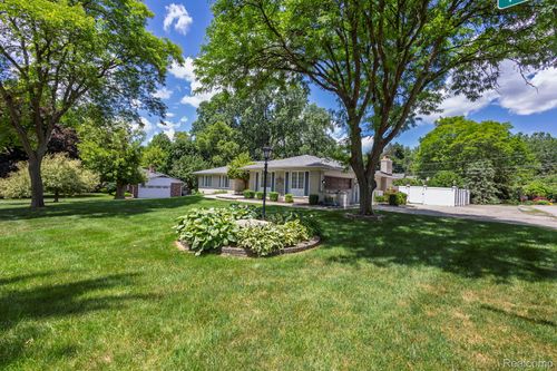 20065 N Riverhill Dr, Clinton Township, MI, 48036-1863 | Card Image