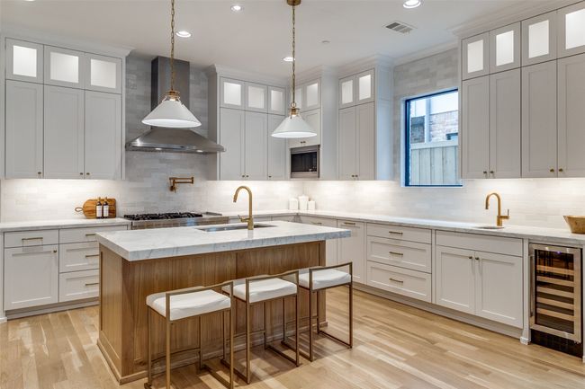 Kitchen with Wet Bar | Image 15
