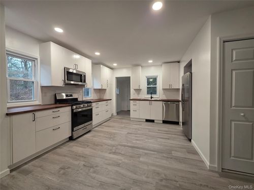 200 Deforest Rd, Huntingtn Sta, NY, 11746-4846 | Card Image