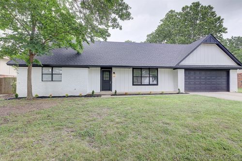 110 9th St, Claremore, OK, 74017-7208 | Card Image