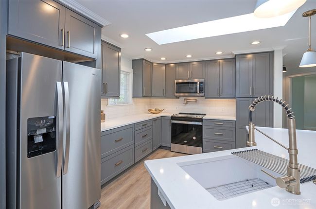 All stainless appliances convey with the sale. | Image 11