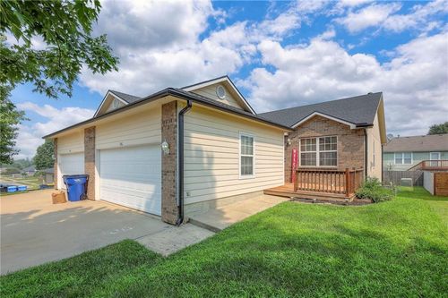 1961 Joles Dr, Tonganoxie, KS, 66086-9334 | Card Image