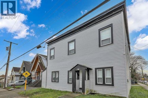 634 10th St, New Westminster, BC, V3M3Z8 | Card Image