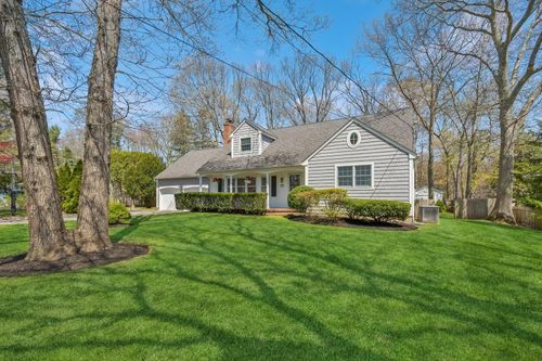 555 Oakwood Dr, Southold, NY, 11971-3219 | Card Image
