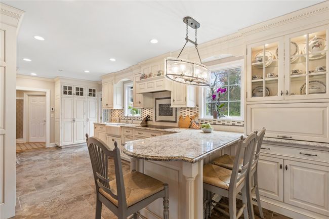 Peninsula, breakfast area. | Image 15