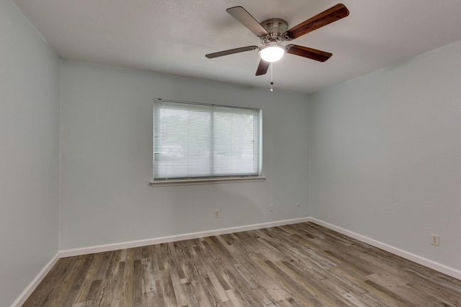 411 S Dooley St, Condo with 10 bedrooms, 5 bathrooms and 8 parking in Grapevine TX | Image 20