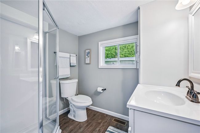 Fresh & clean bathroom | Image 24