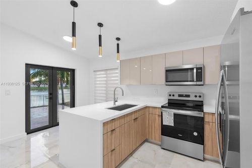 8340 Nw 193rd Ln, Hialeah, FL, 33015-5315 | Card Image