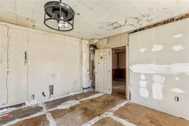 View of unfurnished room | Image 9