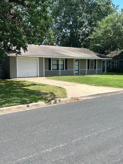 706 Avenue I, El Campo, TX, 77437-3864 | Card Image