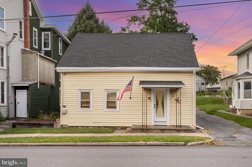 43 E Main St, NEWMANSTOWN, PA, 17073-9040 | Card Image