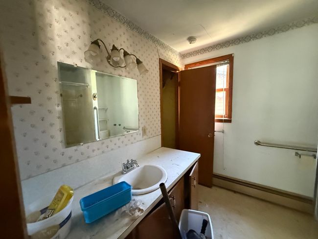 Main floor full bath | Image 17