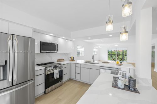 apt-301b-12900 Sw 7th Ct, Pembroke Pines, FL, 33027-1733 | Card Image