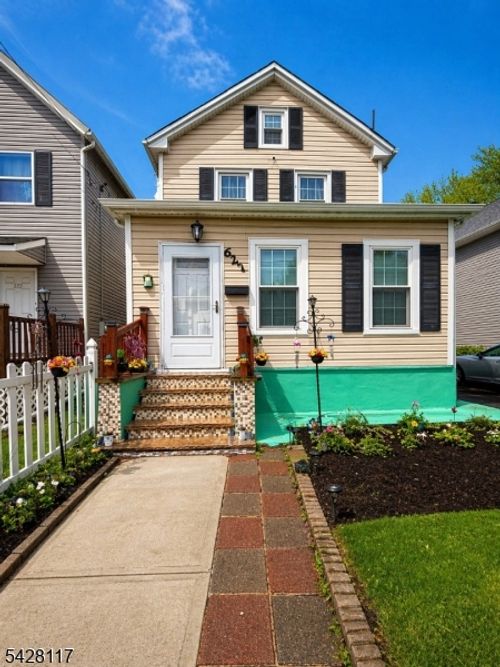 627 W 3rd St, Plainfield, NJ, 07060-1016 | Card Image