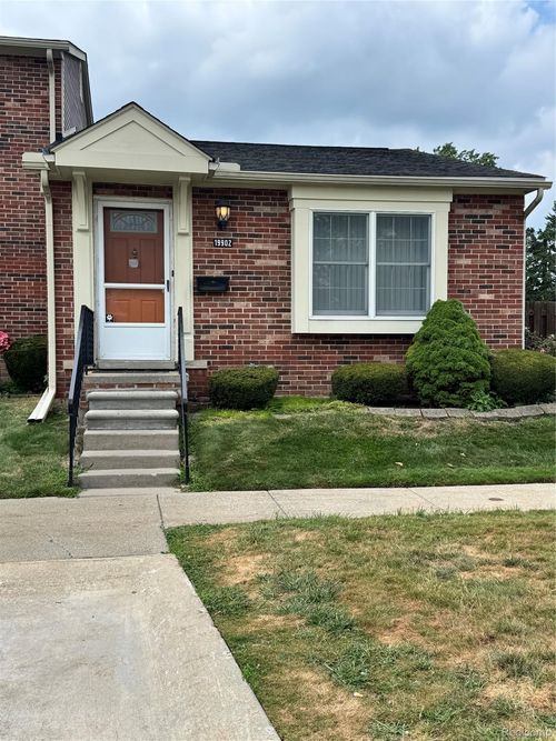 129-19902 S Great Oaks Cir, Clinton Township, MI, 48036-4401 | Card Image