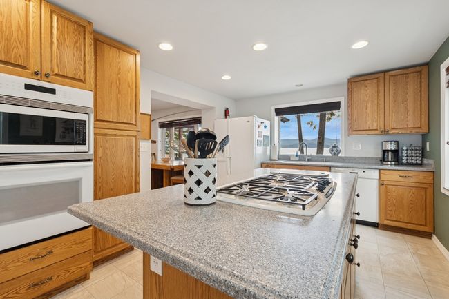 Island with natural gas cooktop | Image 22