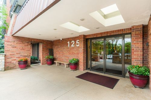 unit-209e-125 Acacia Cir, Indian Head Park, IL, 60525-9046 | Card Image