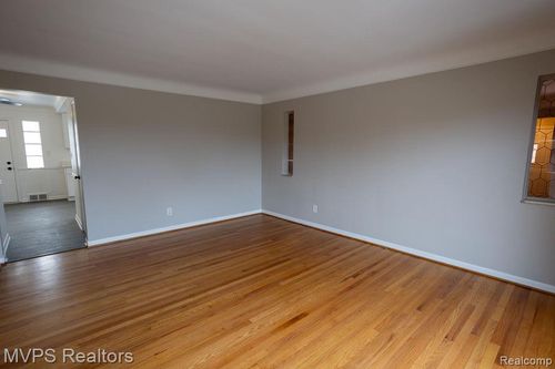 18062 Ash Ave, Eastpointe, MI, 48021-2722 | Card Image